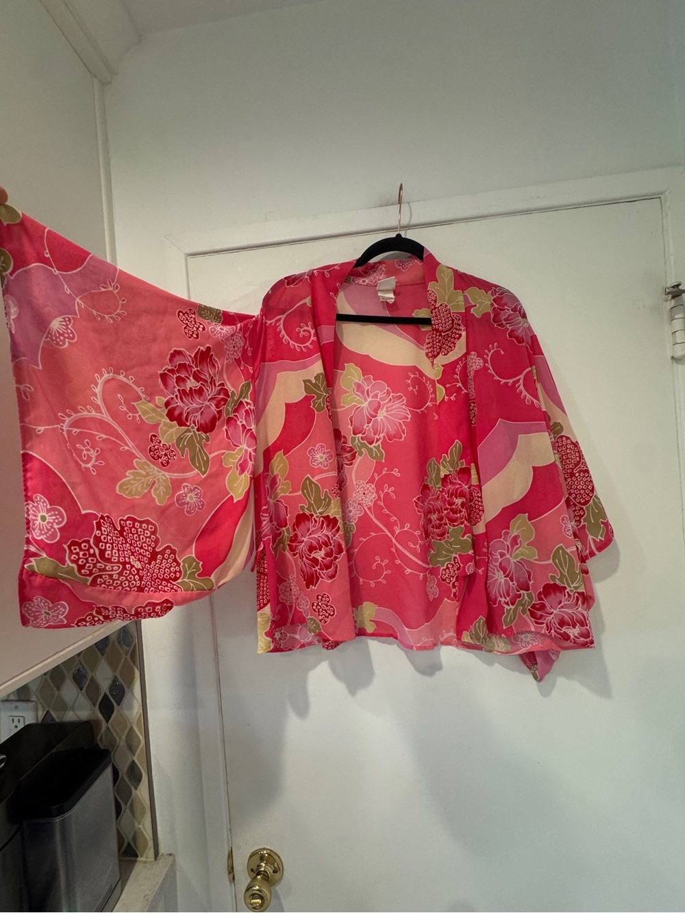 Natori Pink Floral Short Kimono Robe - Picture 2 of 6